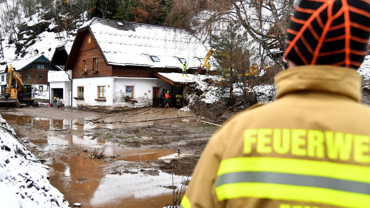 Helfern bei Aufräumarbeiten nach einem Murenabgang in Muhr. 