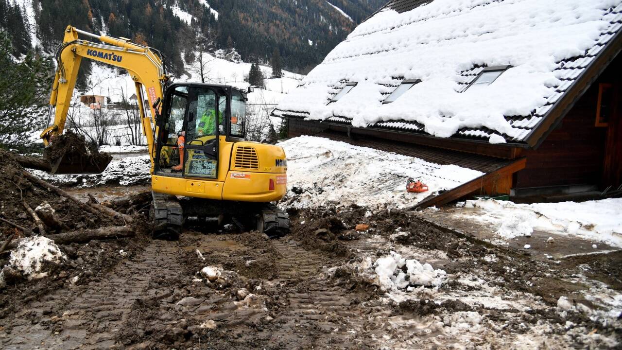 Ein Bagger bei Aufräumarbeiten nach einem Murenabgang in Muhr 