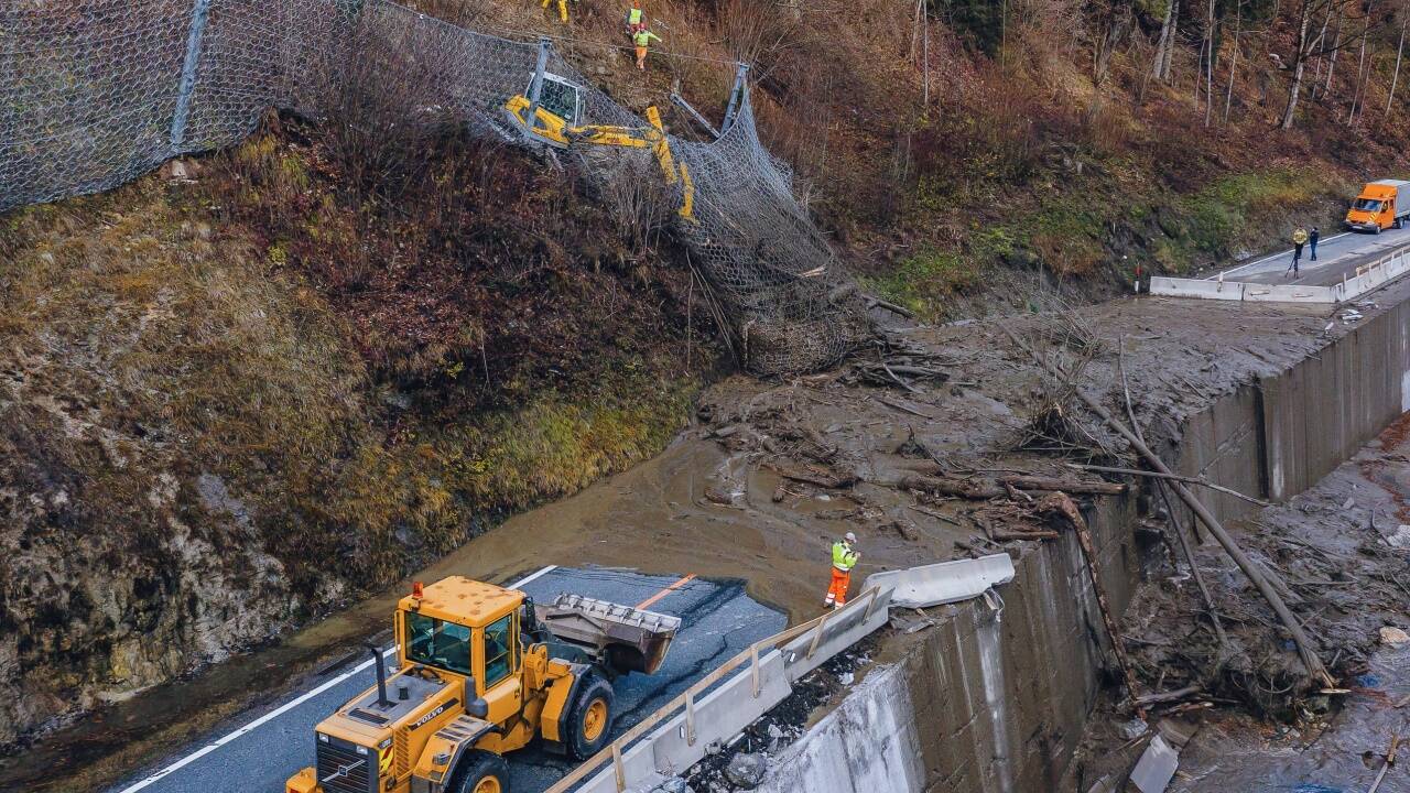 Aufräumarbeiten der gesperrten B311 zwischen Lend und Schwarzach. 