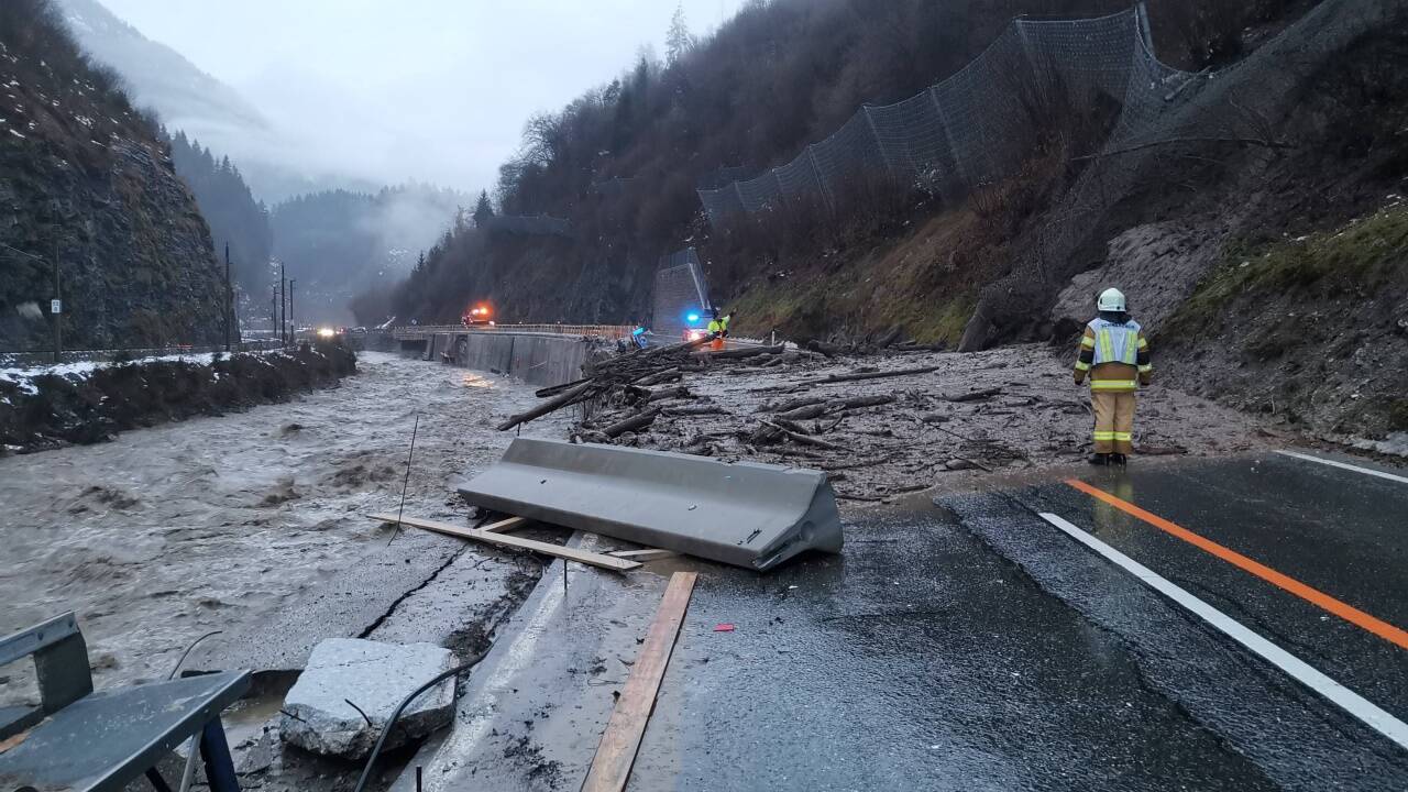 Aufräumarbeiten der gesperrten B311 zwischen Lend und Schwarzach. 
