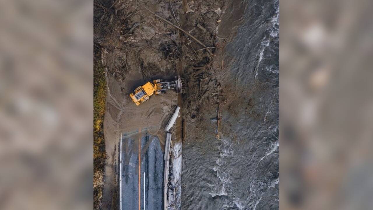 Aufräumarbeiten der gesperrten B311 zwischen Lend und Schwarzach. 