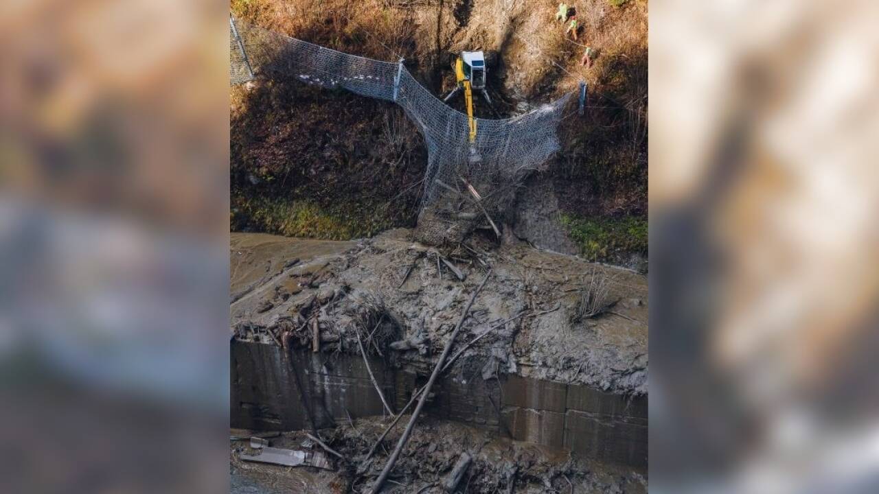 Aufräumarbeiten der gesperrten B311 zwischen Lend und Schwarzach. 