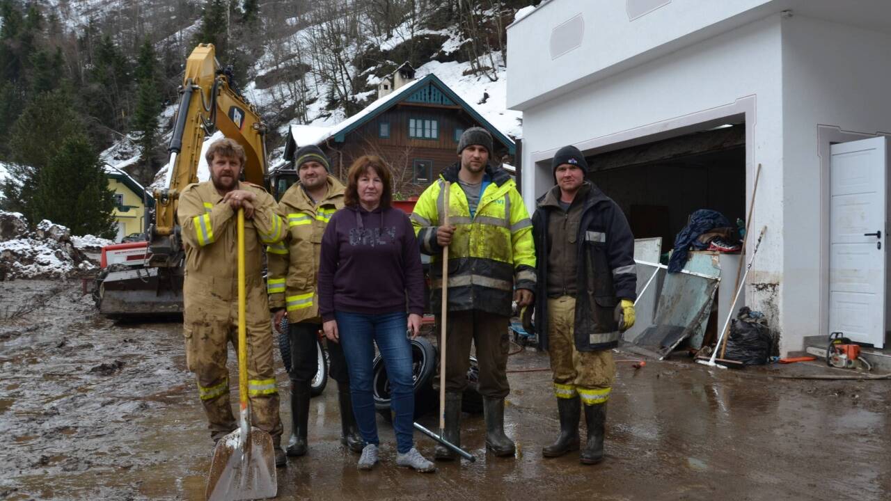 Heilfroh über den unermüdlichen Einsatz der Feuerwehr Muhr war Monika Kandler (M.). Im Bild: Michael Macheiner, Johann Bliem, Andreas Brandstätter und Michael Krabath.  