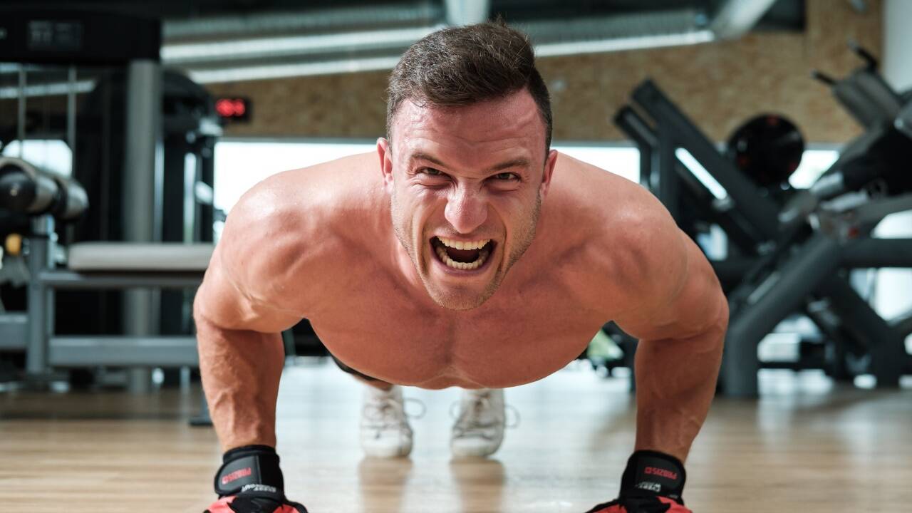 Der Radstädter Fitnessblogger Sascha Huber animiert derzeit zigtausende Fans zum karitativen Liegestütze-Machen und Spenden für Kinder in Not. 