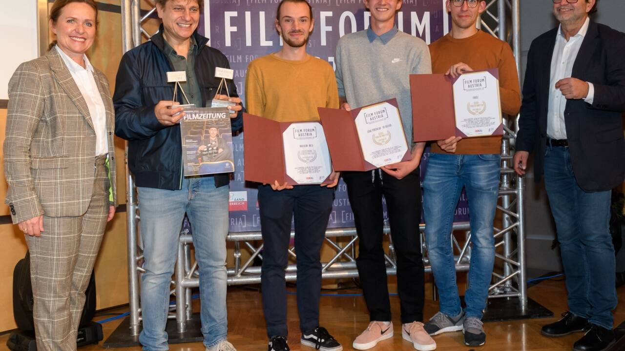 Große Freude über die Auszeichnung: Studiengangsleiter Till Fuhrmeister sowie die FH-Studenten Max Blum, Christoph Amort und Christoph Platzer sowie Veranstalter Klaus Muhr (Film Forum Austria). Links: Angelika Sery-Froschauer von der Wirtschaftskammer Oberösterreich. <br> 