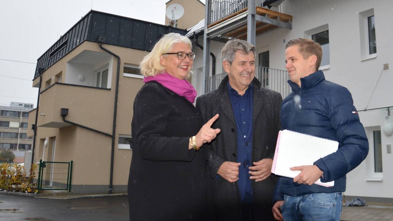 Die Stadt Salzburg hat mit den 10 Wohnungen in der Kirchenstraße erstmals seit den 60-er Jahren wieder stadteigene Wohnungen gebaut, freuen sich STR Anja Hagenauer und KgL-Geschäftsführer Johann Steckenbauer sowie dessen Mitarbeiter Reinhard Schaller.  