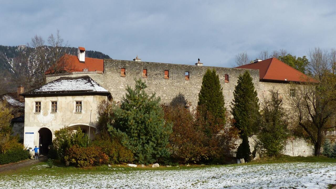 Gruttenstein, eine der ältesten Befestigungsanlagen im Reichenhaller Raum. Gruttenstein, eine der ältesten Befestigungsanlagen im Reichenhaller Raum.