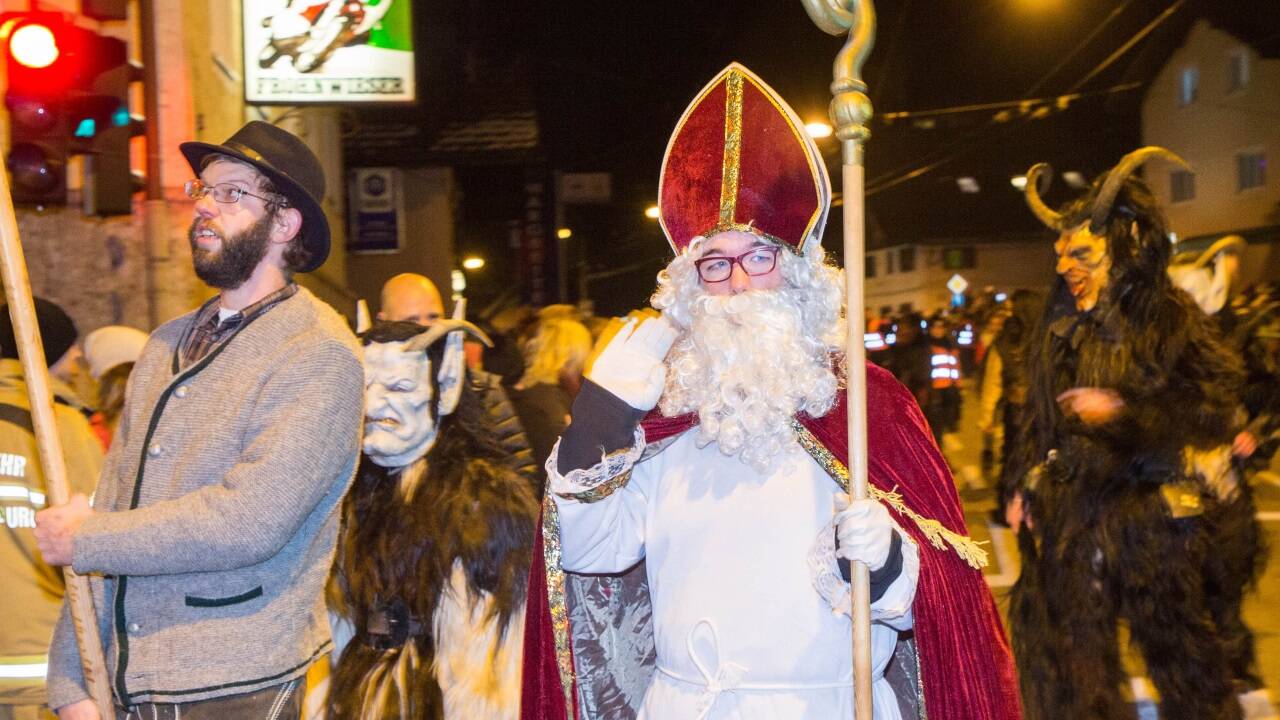 Wo der Krampus ist, ist der Nikolaus nicht weit .... am Gnigler Krampuslauf. 