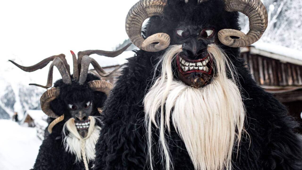 Die Gasteiner Krampusse tragen traditionell Zirbenmasken, die dunkel übermalt sind. 