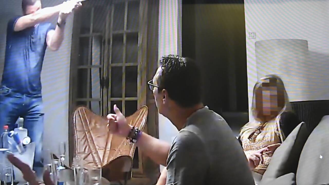 Nach den Festnahmen im Zusammenhang mit Ermittlungen zum Ibiza-Video hat die Staatsanwaltschaft Wien nun U-Haft gegen die drei festgenommenen Verdächtigen beantragt. Nach den Festnahmen im Zusammenhang mit Ermittlungen zum Ibiza-Video hat die Staatsanwaltschaft Wien nun U-Haft gegen die drei festgenommenen Verdächtigen beantragt.