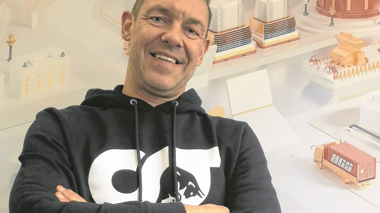 Leger gekleidet präsentiert sich Christian Schwaiger in seinem Büro in Grödig.  Bild:  