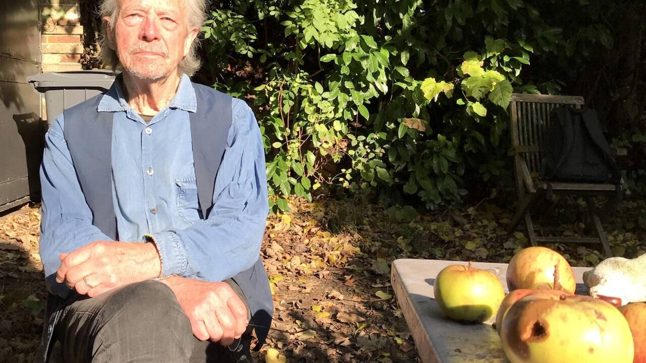 Peter Handke in seinem Garten nahe Paris. 