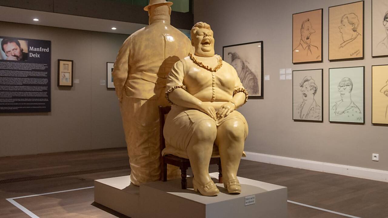 Skulpturen 'Johanna' und 'Franz', die Eltern von Manfred Deix 