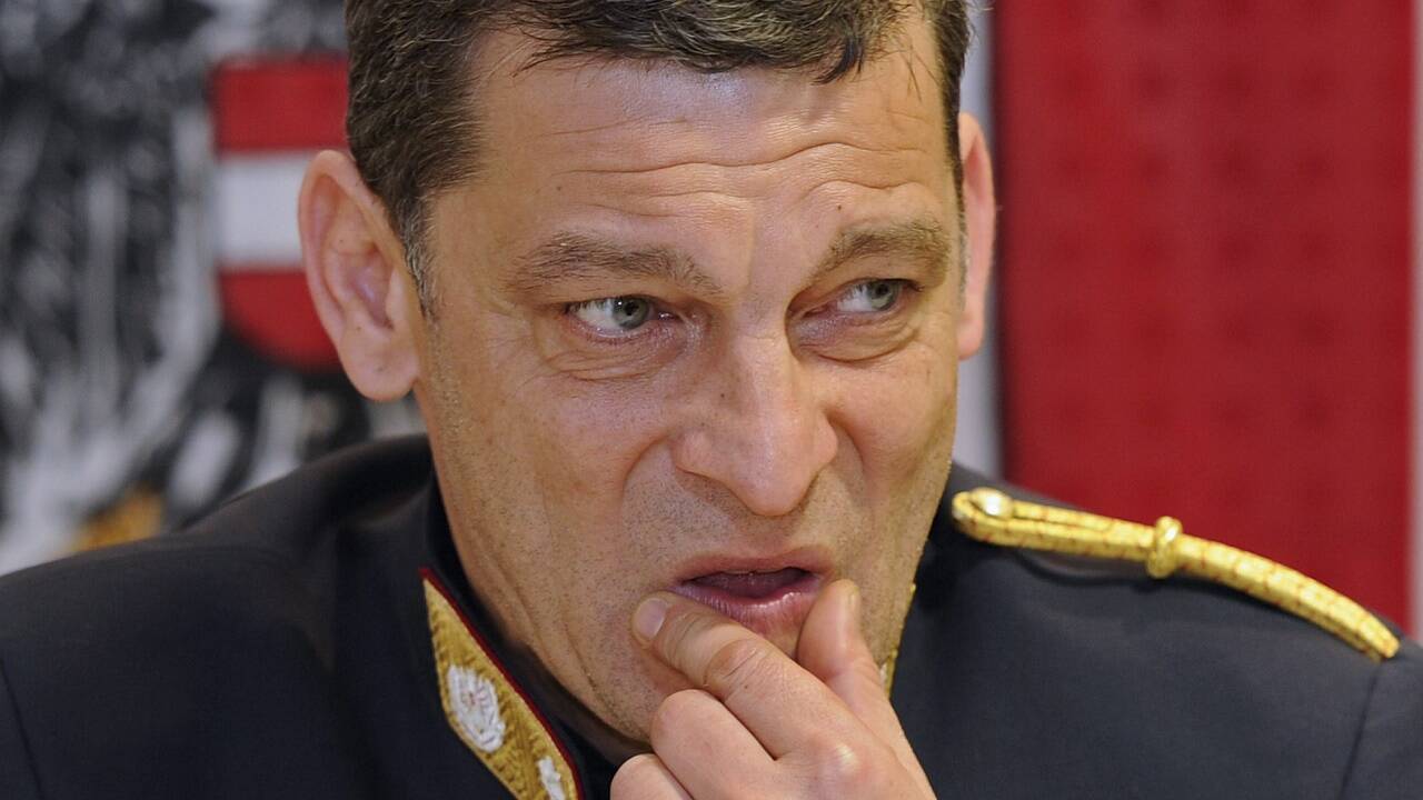 Der Tiroler Landespolizeikommandant war mit der Gründung einer besonderen Ermittlungsgruppe gegen Sozialleistungsbetrug ein Vorreiter. Bis zum Sommer nächsten Jahres wird das Modell durch das Bundeskriminalamt auch in anderen Bundesländern erprobt. Der Tiroler Landespolizeikommandant war mit der Gründung einer besonderen Ermittlungsgruppe gegen Sozialleistungsbetrug ein Vorreiter. Bis zum Sommer nächsten Jahres wird das Modell durch das Bundeskriminalamt auch in anderen Bundesländern erprobt.