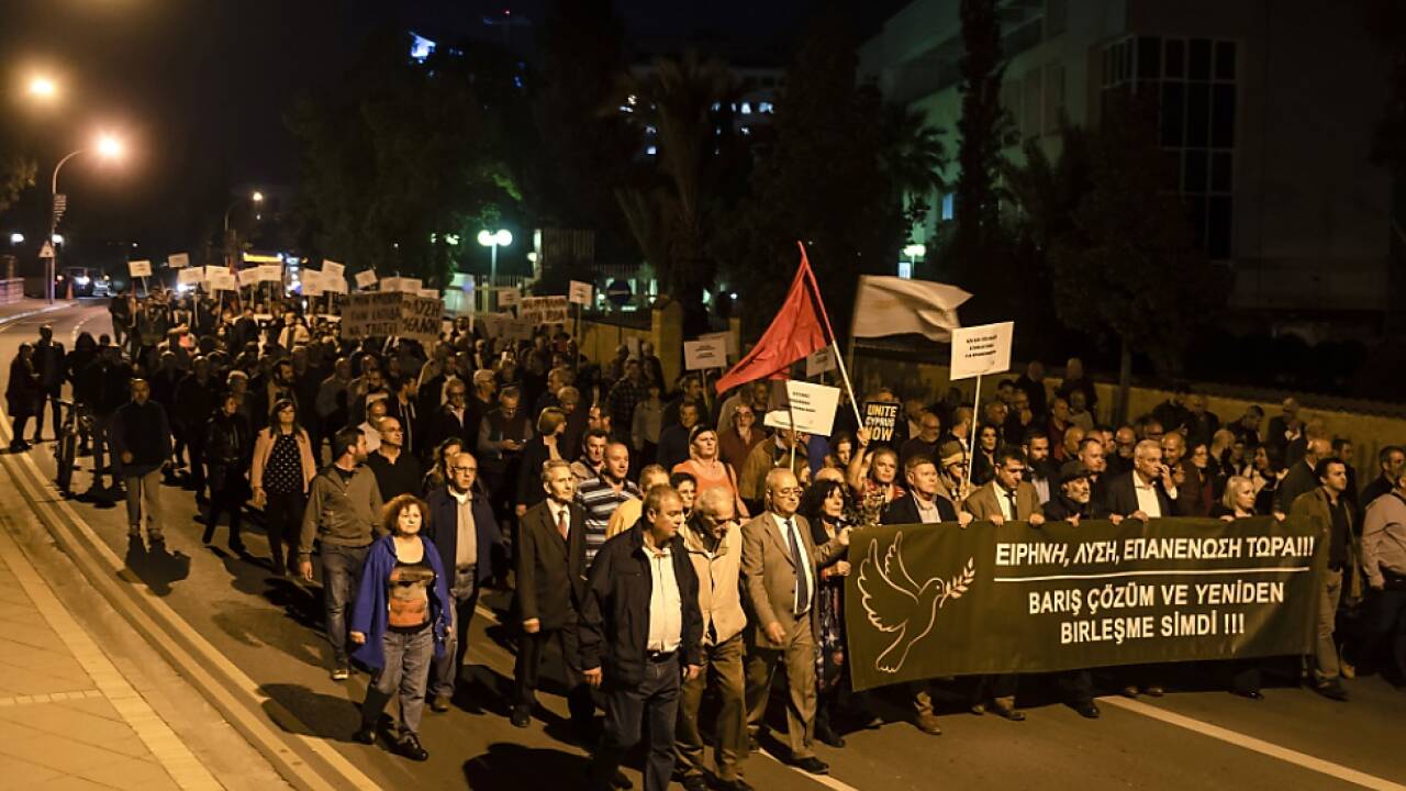 Nächtlicher Demonstrationszug durch Nikosia 