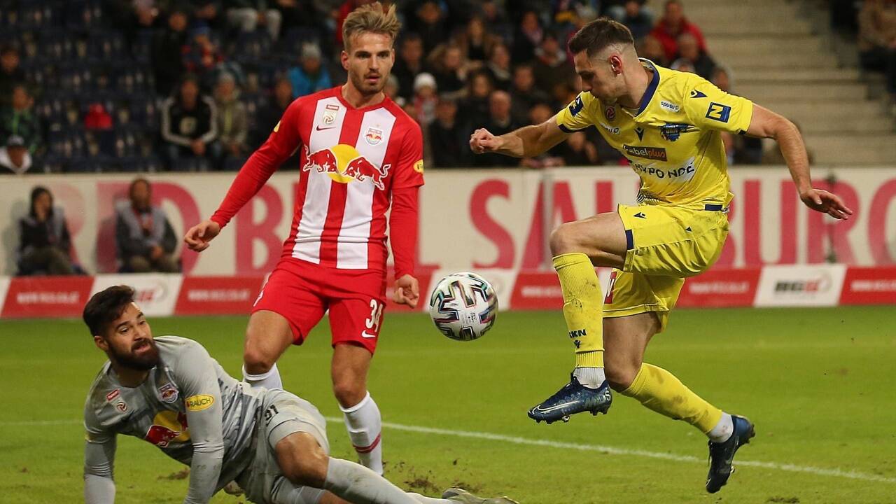 Husein Balic staubt zum 2:2 für St. Pölten ab.  