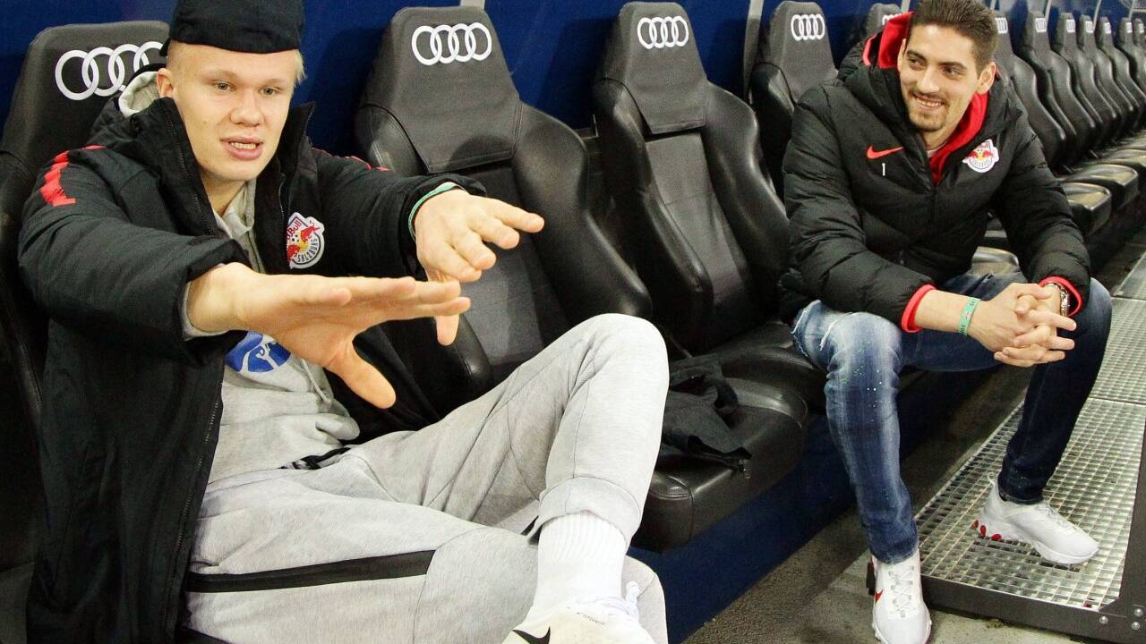 Lasst mich doch endlich nur einfach Fußballspielen. So könnte man die Geste von Salzburgs Torjäger Erling Haaland (l. neben Torhüter Cican Stankovic) deuten. 