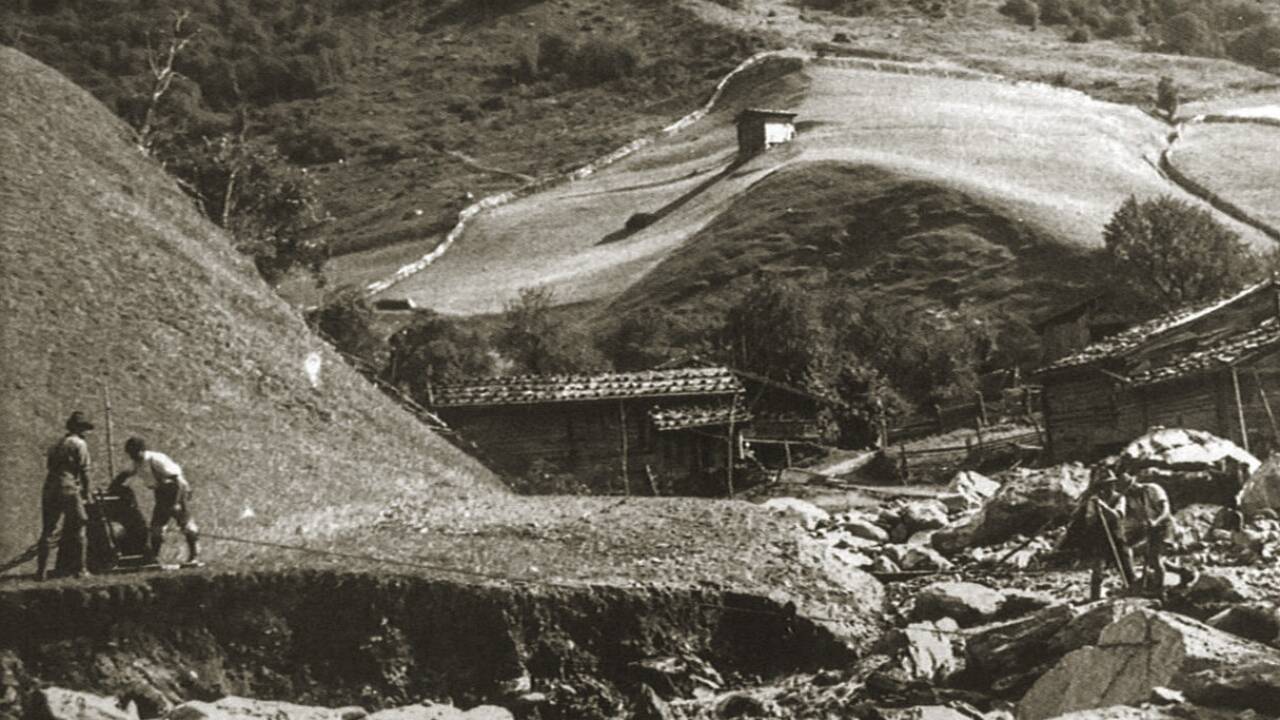 Blick in das Rauriser „Dorfbuch“: Aufräumarbeiten mit einer Winde nach dem Unwetter von 1932.  