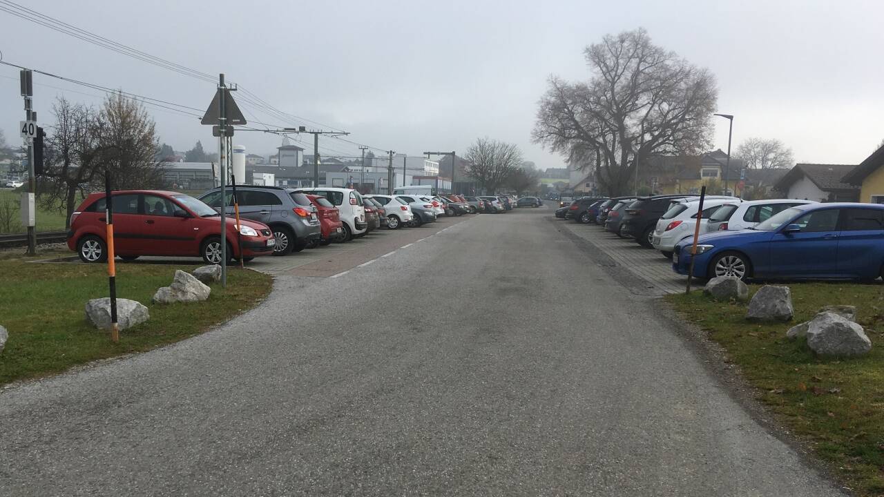 Die derzeitige Parkplatzsituation beim Bahnhof in Lamprechtshausen Die derzeitige Parkplatzsituation beim Bahnhof in Lamprechtshausen