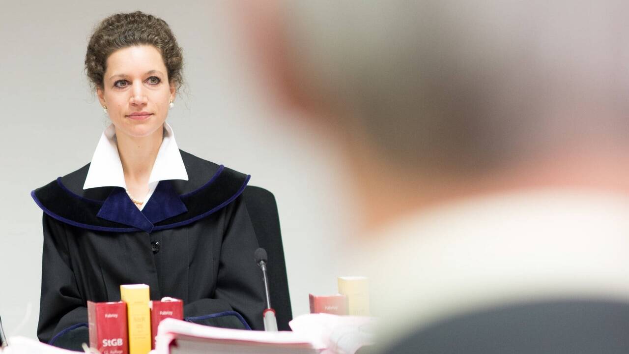 Ex-Finanzabteilungsleiter Eduard Paulus 2017 bei der Befragung durch die Richterin. Damals noch als Hofrat – nun wurde ihm das Recht zur Führung des Amtstitels entzogen. 