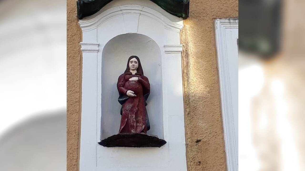 Eine hochschwangere Madonna thront in der Nische auf dem Haus in der Kleizergasse 2, gegenüber dem Stadtkino & Stadttheater.  