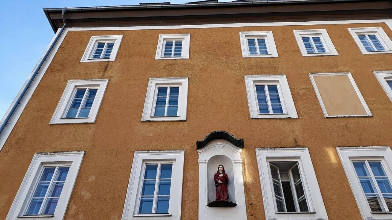 Eine hochschwangere Madonna thront in der Nische auf dem Haus in der Kleizergasse 2, gegenüber dem Stadtkino & Stadttheater.  