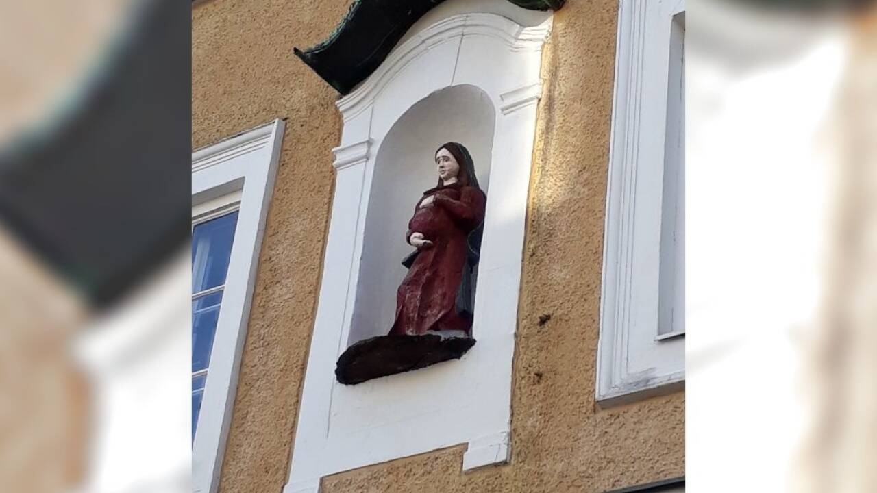 Eine hochschwangere Madonna thront in der Nische auf dem Haus in der Kleizergasse 2, gegenüber dem Stadtkino & Stadttheater.  