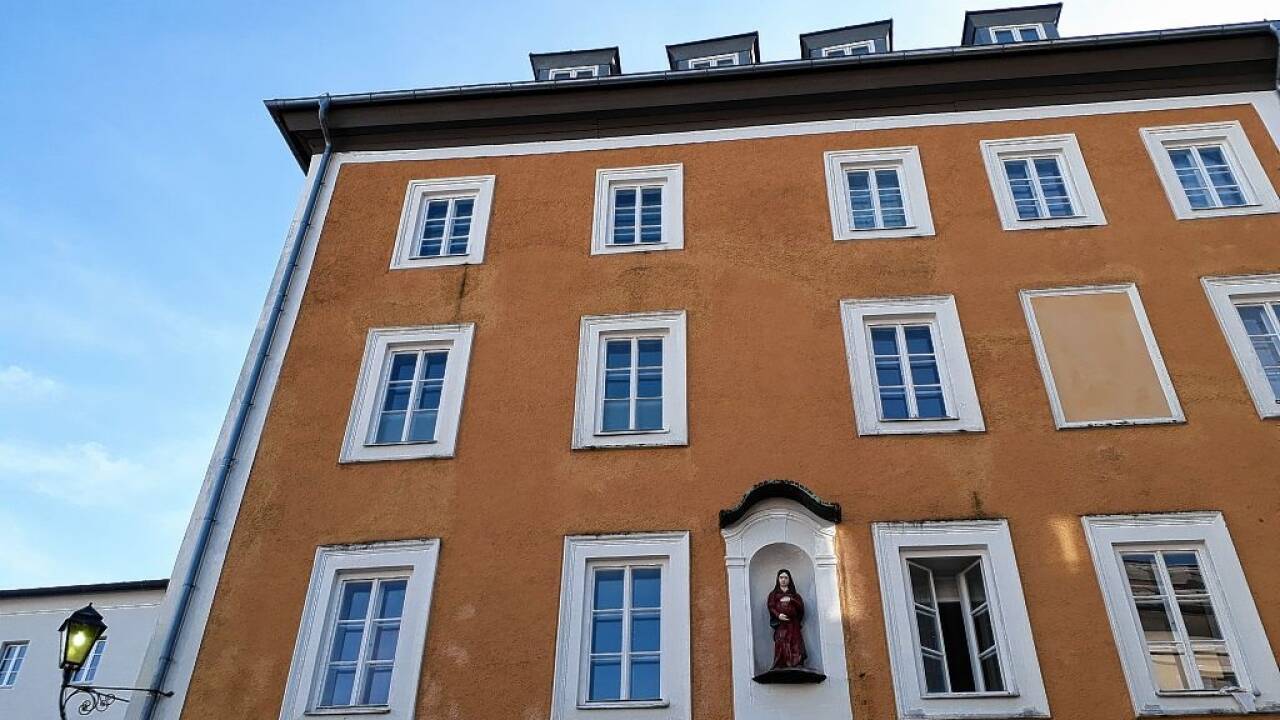 Eine hochschwangere Madonna thront in der Nische auf dem Haus in der Kleizergasse 2, gegenüber dem Stadtkino & Stadttheater.  