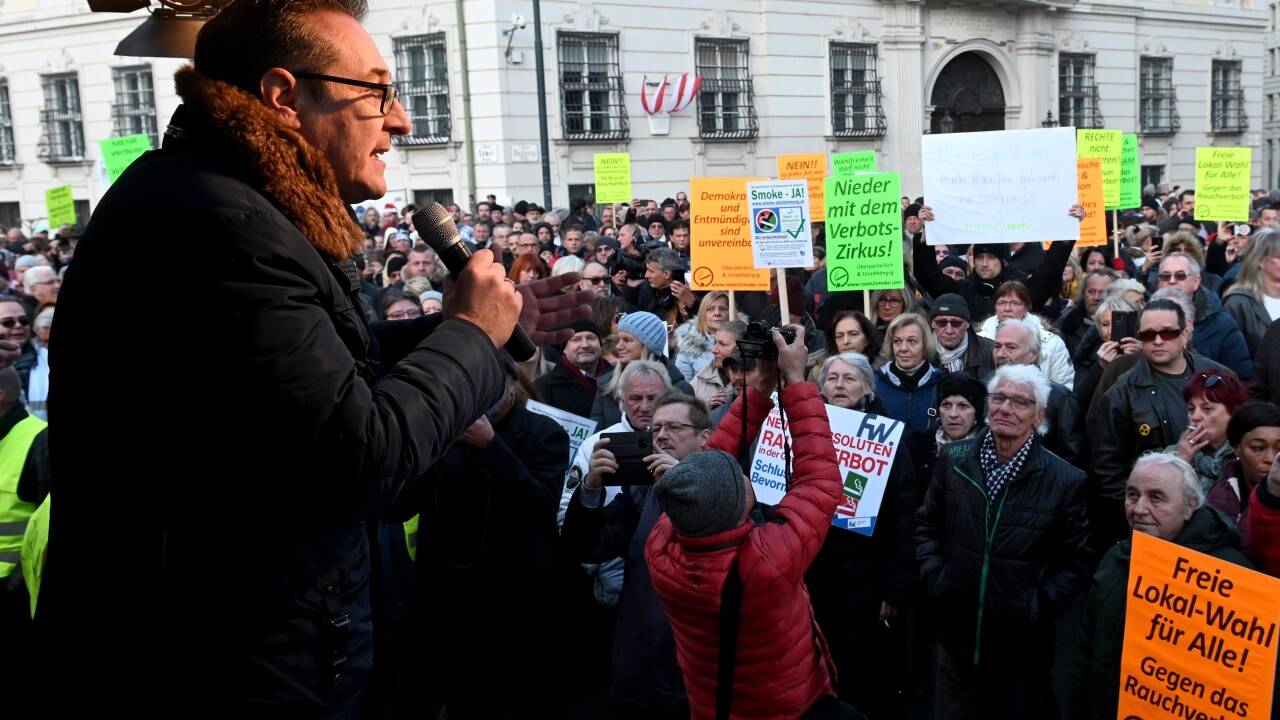 Der ehemalige FPÖ-Chef Heinz-Christian Strache hat noch einige eiserne Fans. Bei der Raucher-Demo am vergangenen Wochenende war er einer der Redner – und der Selfie-König. 