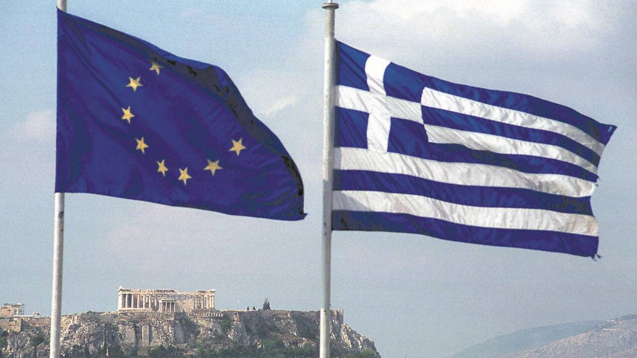 Die Flagge der EU symbolisiert das aktuelle Europa, die Flagge Griechenlands eine der Wurzeln.   Die Flagge der EU symbolisiert das aktuelle Europa, die Flagge Griechenlands eine der Wurzeln.