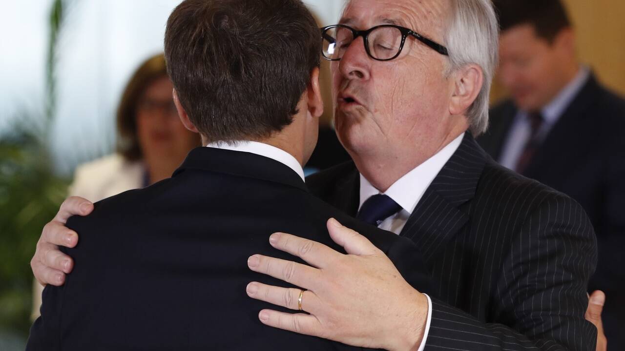 Der Küsserkönig und seine Opfer: Emmanuel Macron,... Der Küsserkönig und seine Opfer: Emmanuel Macron,...