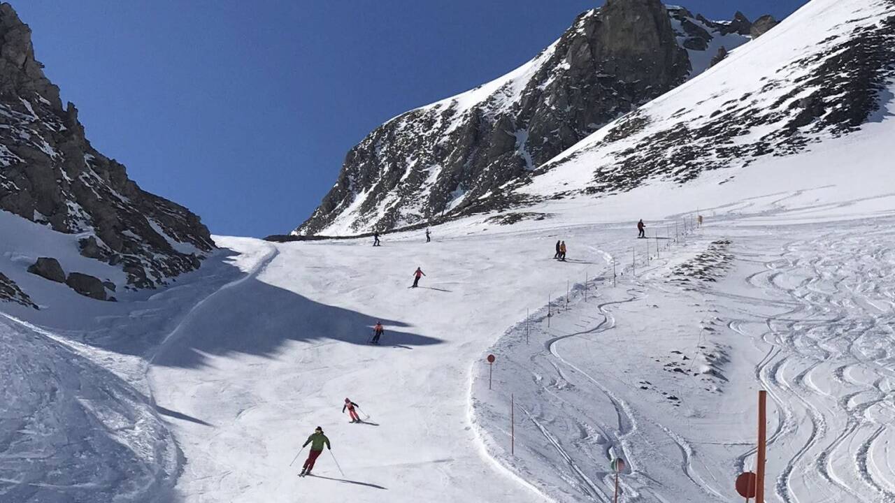 Skifahrer düsen im Gasteinertal über die Piste. Das Skigebiet ist mit dem Zug öffentlich erreichbar. 