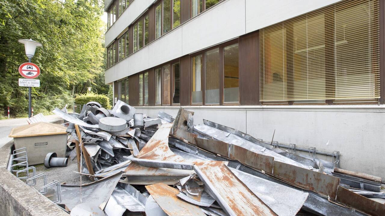 Reste des Blechdaches Ende August neben dem Schulgebäude. Mittlerweile lagert das kontaminierte Dach bei einer Entsorgungsfirma im Flachgau – während die Stadt versucht, das ganze bald nach Seibersdorf zu bringen.  