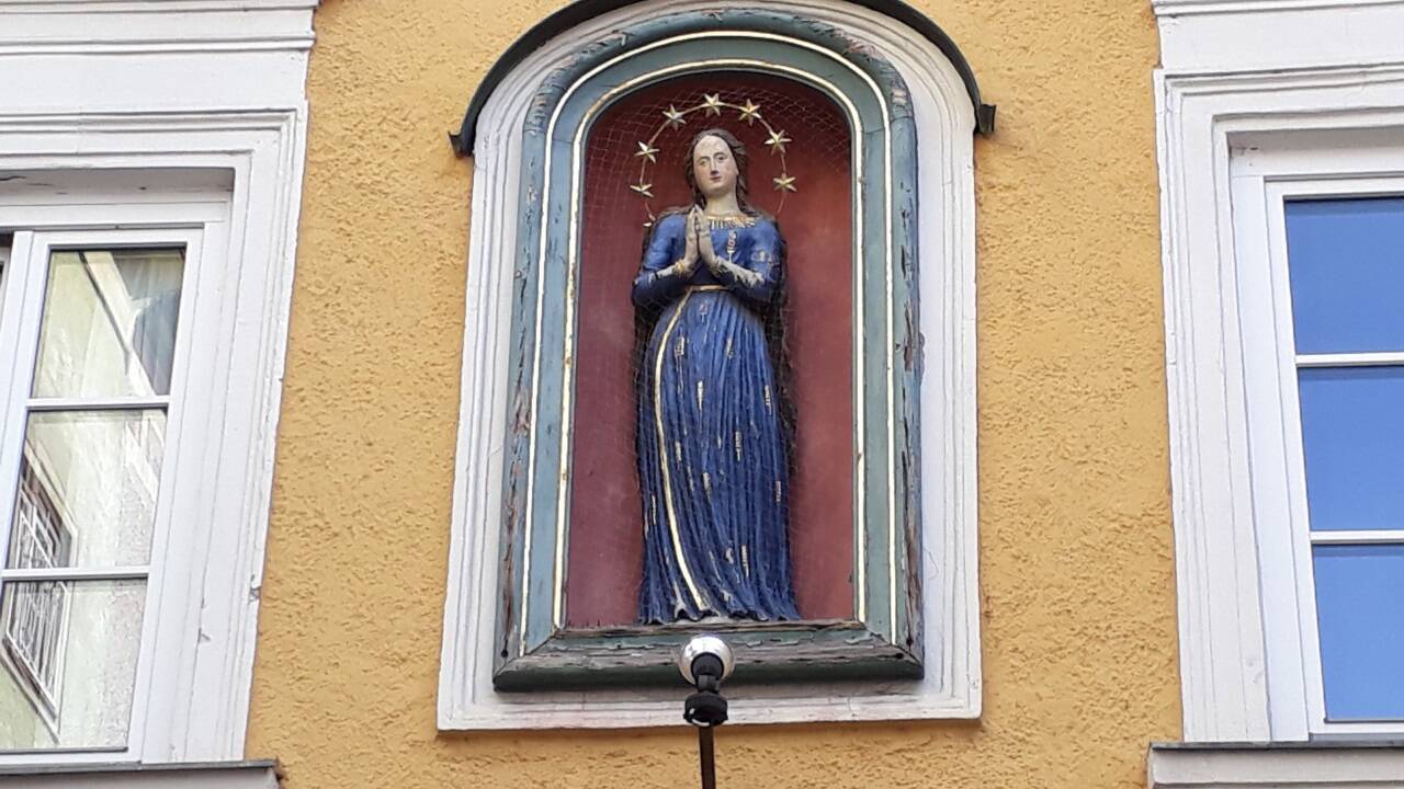 Die Madonna im Ährenkleid auf der anderen Seite des Hauses (Thunstraße) stammt aus dem frühen 18. Jahrhundert.  