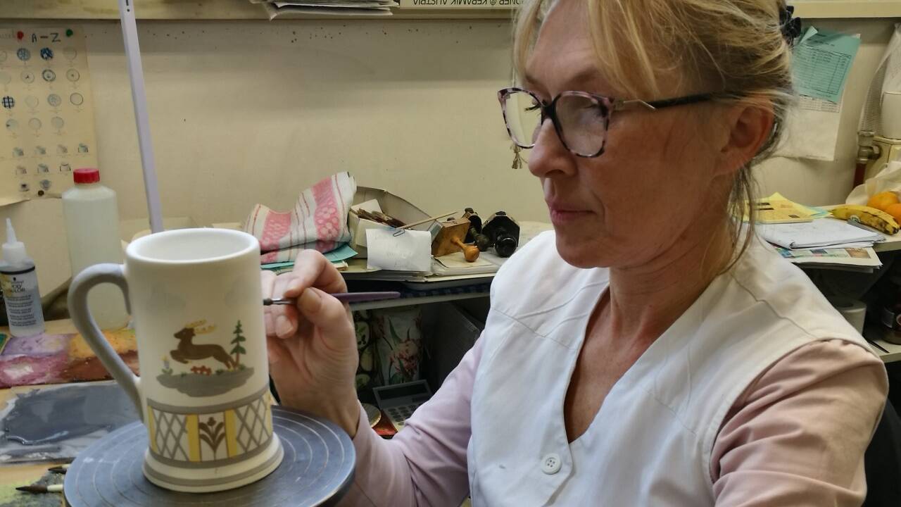 31 Minuten hat Silvia Auinger um Jäger und Hirsch auf den Bierkrug zu malen. 