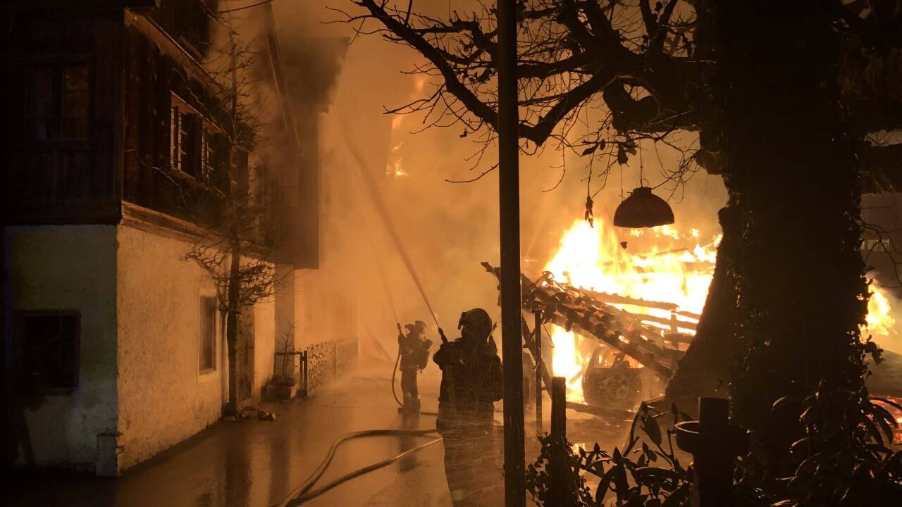 In Hallstatt (Oberösterreich) ist in der Nacht zum Samstag, 30. November 2019 ein Großbrand ausgebrochen. In Hallstatt (Oberösterreich) ist in der Nacht zum Samstag, 30. November 2019 ein Großbrand ausgebrochen.
