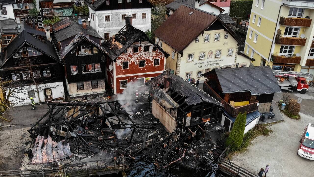 In Hallstatt (Oberösterreich) ist in der Nacht zum Samstag, 30. November 2019 ein Großbrand ausgebrochen. In Hallstatt (Oberösterreich) ist in der Nacht zum Samstag, 30. November 2019 ein Großbrand ausgebrochen.