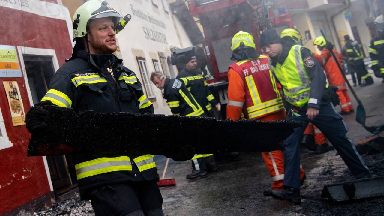 In Hallstatt (Oberösterreich) ist in der Nacht zum Samstag, 30. November 2019 ein Großbrand ausgebrochen. In Hallstatt (Oberösterreich) ist in der Nacht zum Samstag, 30. November 2019 ein Großbrand ausgebrochen.