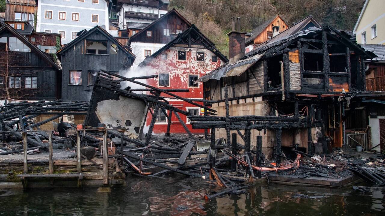 In Hallstatt (Oberösterreich) ist in der Nacht zum Samstag, 30. November 2019 ein Großbrand ausgebrochen. In Hallstatt (Oberösterreich) ist in der Nacht zum Samstag, 30. November 2019 ein Großbrand ausgebrochen.