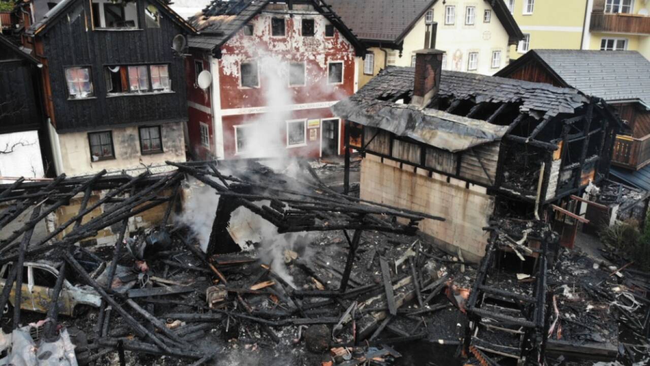 In einer Holzhütte brach ein Feuer aus und griff über In einer Holzhütte brach ein Feuer aus und griff über