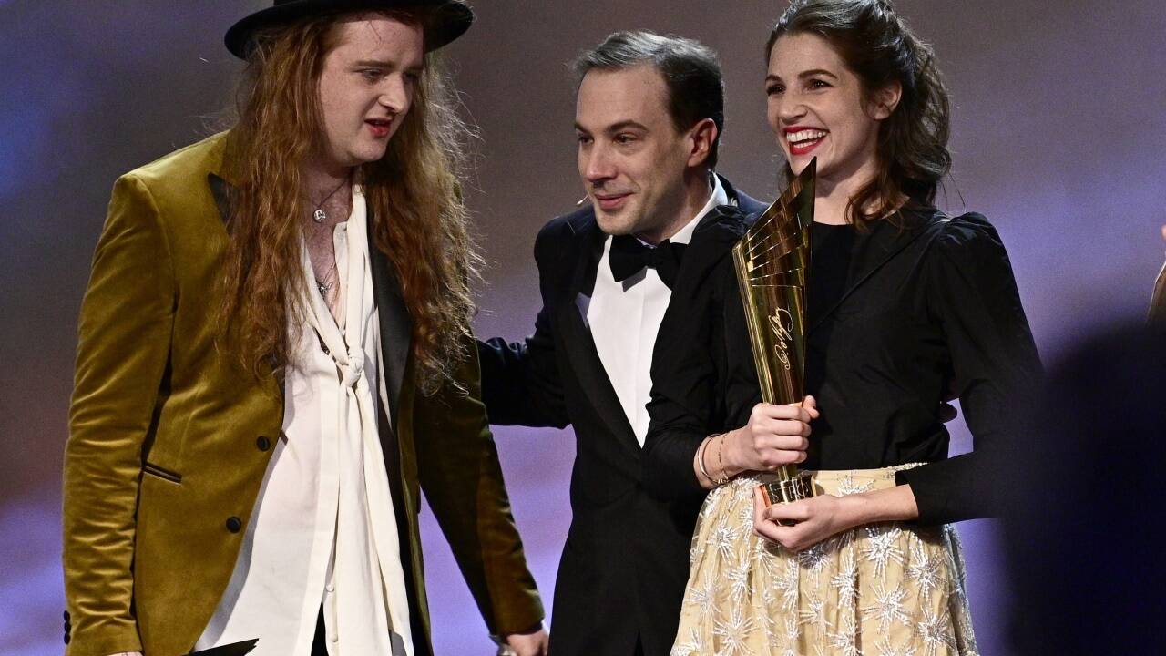 Anna Rieser (Nachwuchs weiblich) und Moritz Beichl (Nachwuchs männlich)mit Florian Teichtmeister bei der „Nestroy“-Gala. 