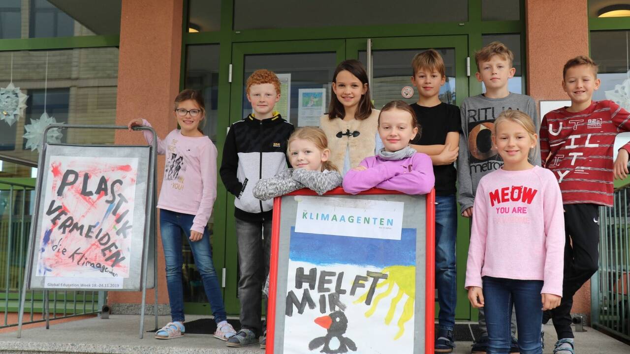 Die „Klima-Agenten“ vor ihrer Schule. 