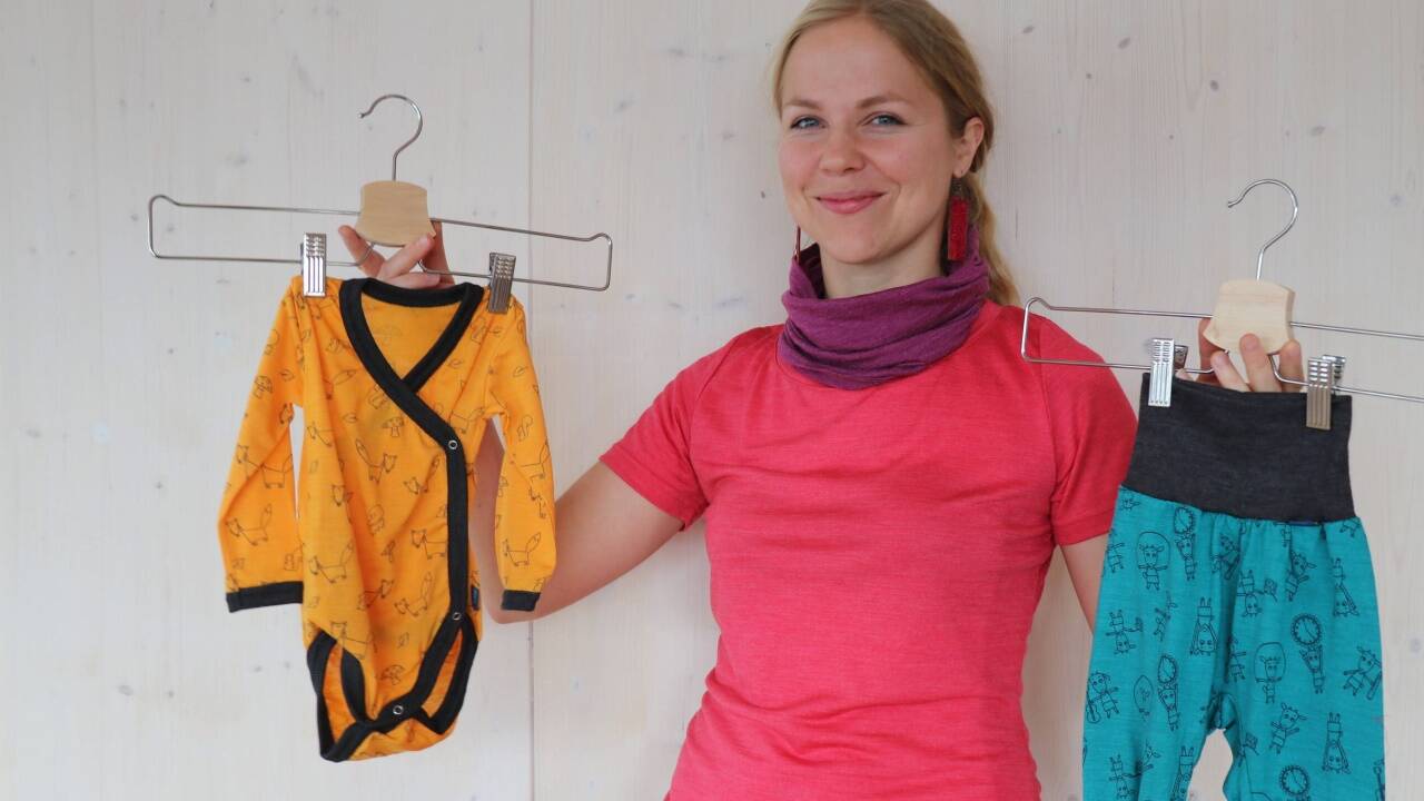 Agnes Leitner mit einigen Produkten ihrer Marke „Glückskind“.  Bild:  