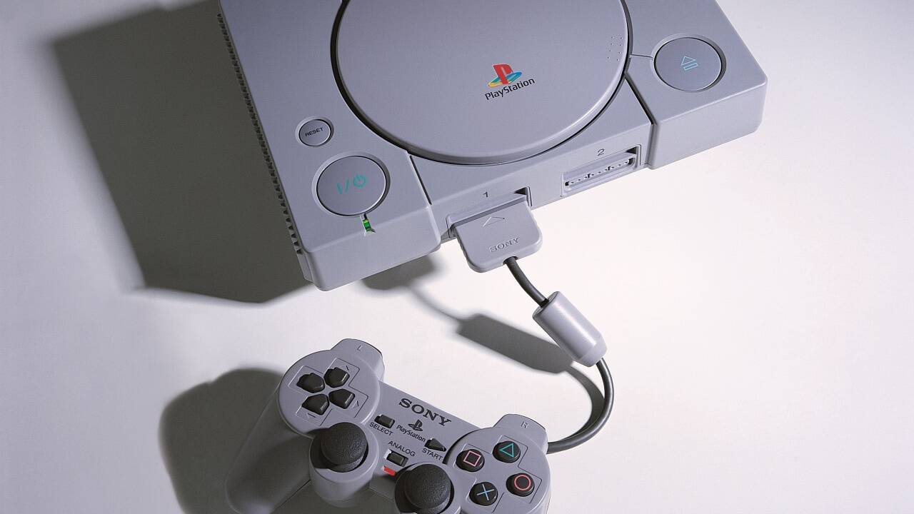 Das erste PlayStation-Modell verkaufte sich allein am ersten Tag rund 100.000 Mal. Das erste PlayStation-Modell verkaufte sich allein am ersten Tag rund 100.000 Mal.