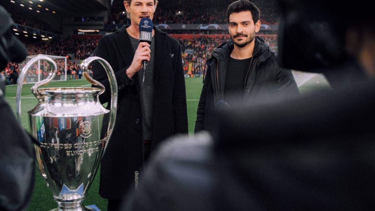 Die Champions League ist diesmal in voller Länge auf dem Streamingdienst DAZN zu sehen - hier ist Field-Reporter Alexander Schlüter mit Experten Jonas Hummels zu sehen. 