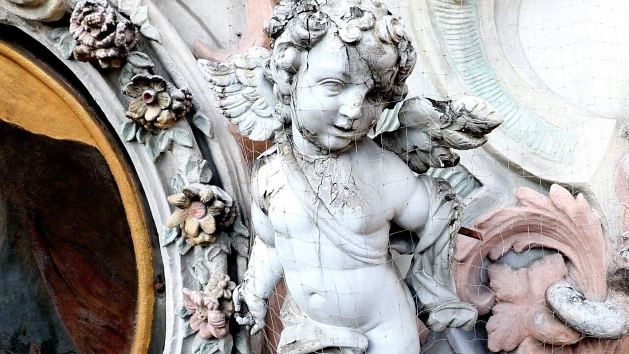 Die Fassade am Helbling-Haus in der Altstadt von Innsbruck bröckelt.  