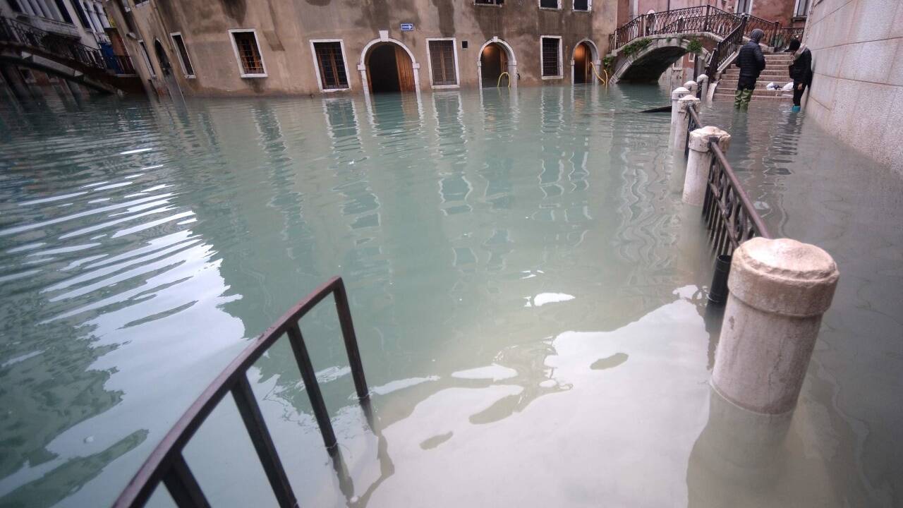So sahen Teile Venedigs aus. Wenn das Wasser abfließt, bleiben Feuchtigkeit und Salz in den Mauern.  