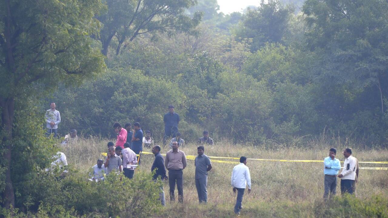 Polizisten am Tatort in Shadnagar, 50 Kilometer von der Großstadt Hyderabad entfernt. 