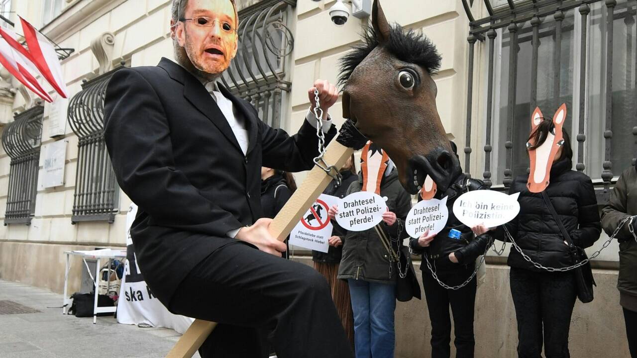 Kickl wollte ja eigentlich wie Weiland Caligula seine Kicklizzaner zu Senatoren auf Lebenszeit erheben. 