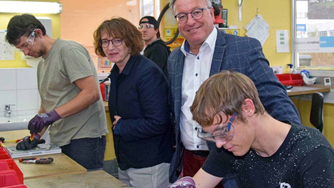 LH-Stv. Heinrich Schellhorn und Angelika Brunner vom Referat für Abfallwirtschaft und Umweltrecht mit Mitarbeitern der rws-anderskompetent. 